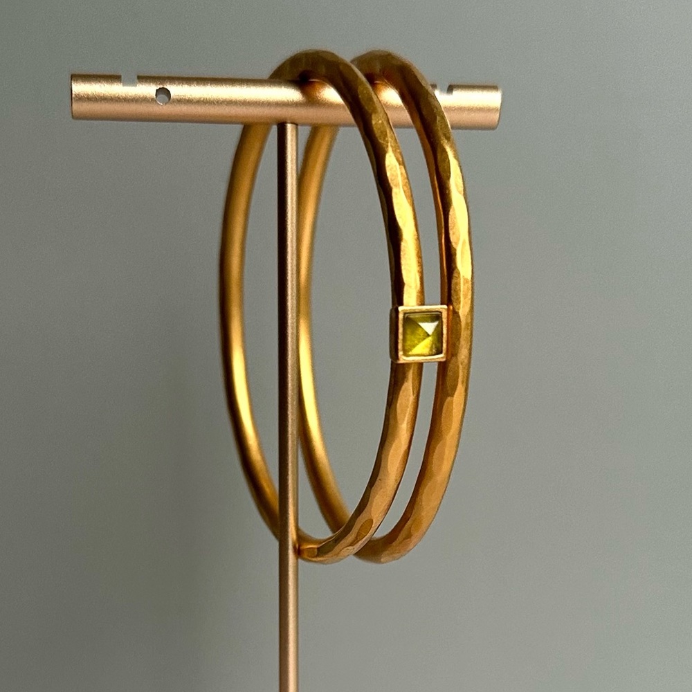 Chic Gold Hammered Bracelet with Square Accent